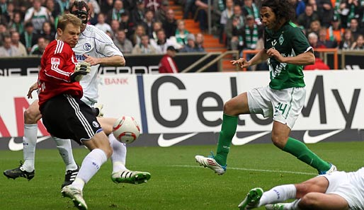 Schalkes Schlussmann Manuel Neuer (l.) hält den Schuss von Bremens Claudio Pizzaro