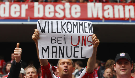 Einige Bayern-Fans begrüßten Manuel Neuer schon mal in seinem neuen Wohnzimmer