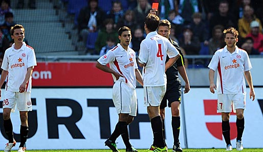 Nicolce Noveski sieht in der Partie gegen Hannover 96 nach einer Notbremse die Rote Karte
