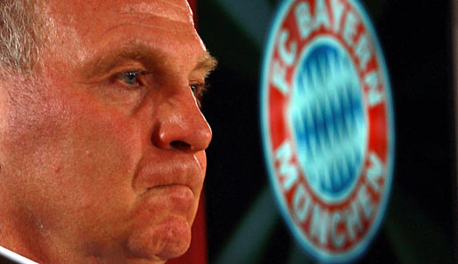 Bayern-Präsident Uli Hoeneß verkündete am Sonntag die Beurlaubung von Trainer Louis van Gaal