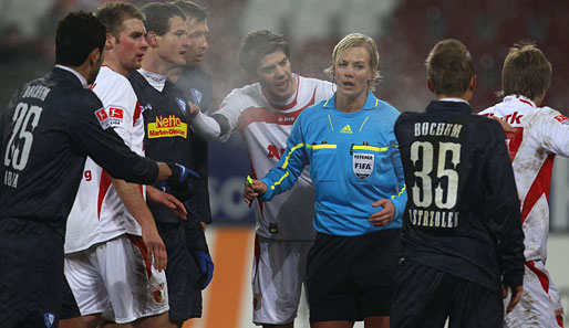 Steht vor dem Sprung in die Bundesliga: Schiedsrichterin Bibiana Steinhaus (3.v.r)
