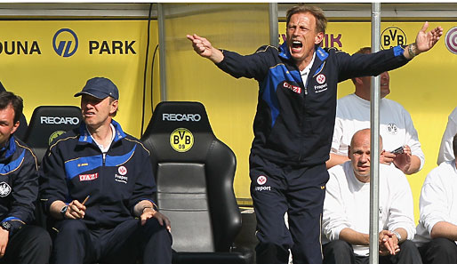 Christoph Daum lässt die Frage nach seiner Zukunft bei Eintracht Frankfurt weiter offen