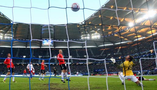 Alle blicken dem Ball hinter, der nicht ins Tor geht - und trotzdem die Führung für den HSV bedeutete
