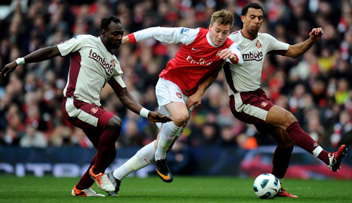 Nicklas Bendtner (M.) war beim FC Arsenal nur noch Ergänzungsspieler