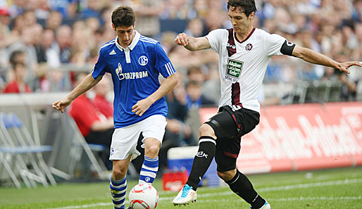 Linksverteidiger Sergio Escudero (l.) wird dem FC Schalke 04 voraussichtlich einen Monat lang fehlen