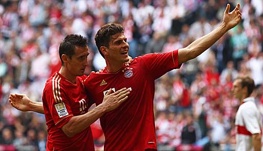 Mario Gomez (r.) hat den Zweikampf gegen Miroslav Klose bei Bayern gewonnen