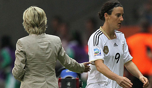 Birgit Prinz (l.) wurde gegen Nigeria von Bundestrainerin Neid in der 52. Minute vom Platz genommen