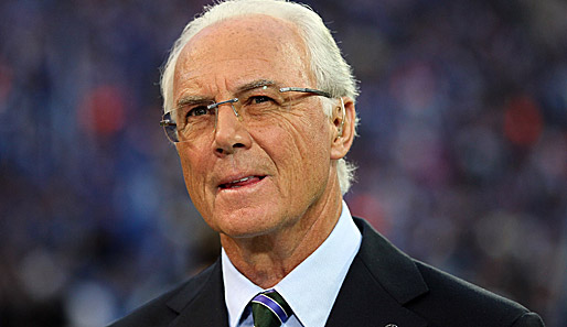 Franz Beckenbauer erhält das erste Exemplar der neuen Bayern-Chronik