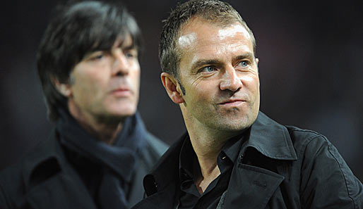 Hansi Flick (r.) gilt als Trainerkandidat beim FC Schalke, hat beim DFB aber noch Vertrag bis 2014