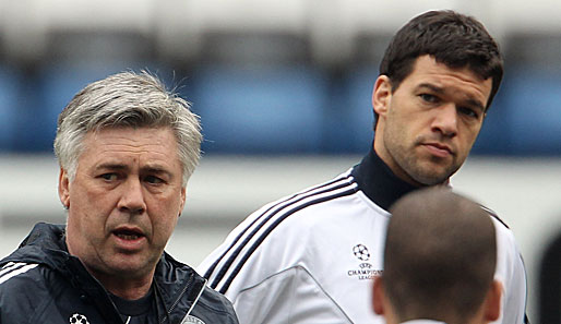 Laut Michael Ballack wollte Ex-Trainer Carlo Ancelotti (l.) ihn beim FC Chelsea halten