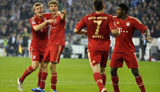 Bayerns Thomas Müller (r.) erzielte gegen FC Schalke 04 sein erstes Saisontor
