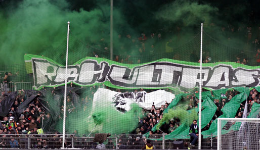 Hannover-Fans zündeten im Spiel beim FC Augsburg Pyrotechnik im Stadion