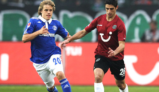 Teemu Pukki (l., gegen Lars Stindl) erzielte gegen Hannover seine ersten Liga-Tore für Schalke