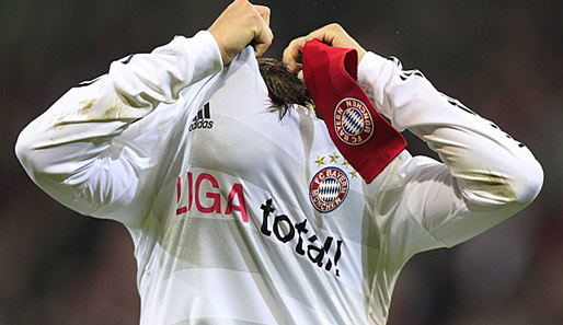 Philipp Lahm kann nicht mehr hinsehen: Der FC Bayern ist nur noch Tabellendritter