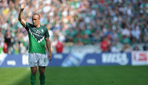 Werder Bremens Mikael Silvestre hat einen Knorpelschaden im rechten Knie überstanden