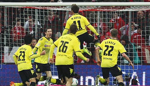 In der Liga will Borussia Dortmund seinen Höhenflug gegen die Lauterer fortsetzen