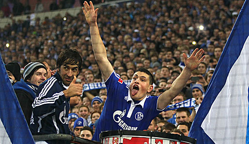 Absoluter Fan-Liebling: Weltstar Raul (links neben dem Griechen) feiert mit "seinen" Schalker Fans
