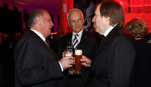 Uli Hoeneß (l.) begrüßte prominente Gäste, wie Edmund Stoiber (M.) und Günter Netzer (r.)