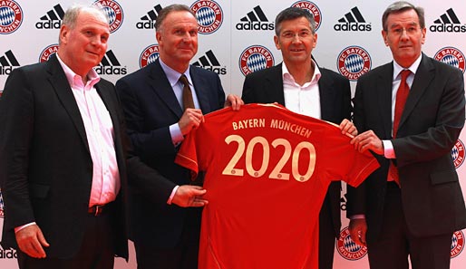 Die Bayern-Bosse: Hoeneß, Rummenigge und Hopfner (v.l.), mit Adidas-Chef Hainer (2.v.r.)