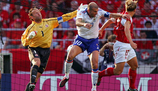 Jörg Stiel bei der EM 2004 im Einsatz für die Schweiz gegen Frankreich und Zinedine Zidane