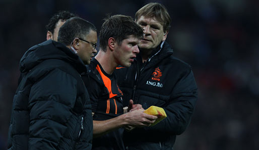 Klaas-Jan Huntelaar wird im Länderspiel Niederlande gegen England benommen ausgewechselt