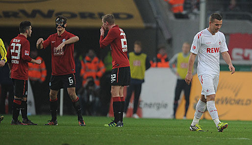 Lukas Podolski (r.) sah gegen Hertha BSC in der 76. Minute für eine angebliche Tätlichkeit Rot
