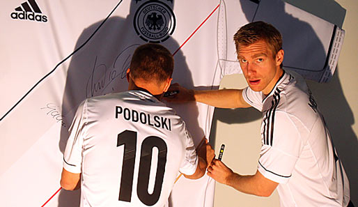Bald auch im Verein Teamkollegen? Lukas Podolski und Per Mertesacker (r.)