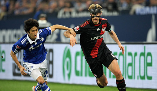 Im Spiel gegen Schalke 04 hatte Simon Rolfes (r.) seinen Gegenspieler Draxler am Kopf getroffen