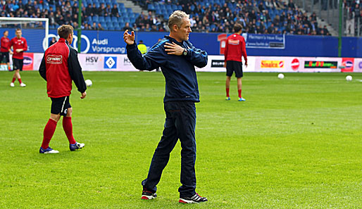 Dehnte sich wie gewohnt auch beim HSV vor dem Spiel: Freiburg-Trainer Christian Streich