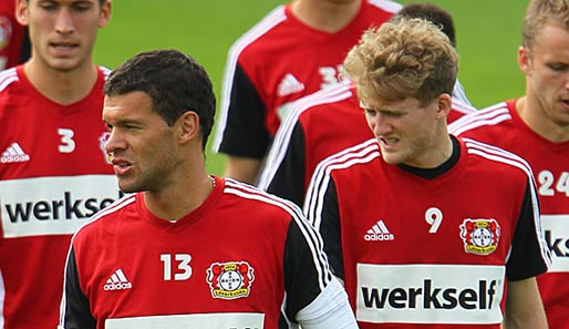 Michael Ballack (l.) soll Leverkusens Saison retten, Schürrle droht dagegen die Bank