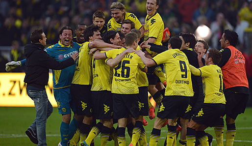 Borussia Dortmunds Spieler feiern den Gewinn der achten Meisterschaft der BVB-Geschichte