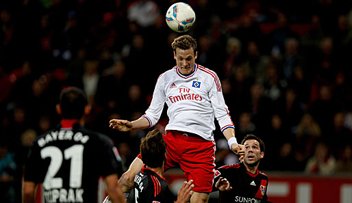 Hamburgs Marcell Jansen (2.v.r.) sorgte gegen Leverkusen im Hinspiel für den 2:2-Endstand