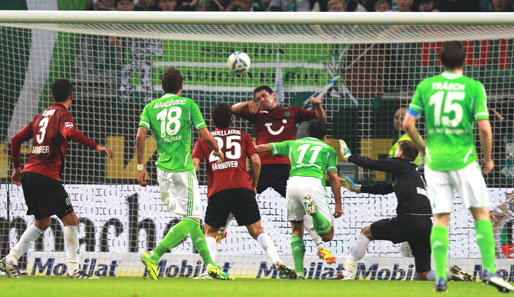 Hasan Salihamidzic (3.v.r.) traf beim 4:1-Hinspielsieg gleich doppelt für den VfL Wolfsburg
