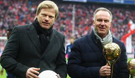 Oliver Kahn (l.) zusammen mit Bayerns Vorstandsvorsitzendem Karl-Heinz Rummenigge
