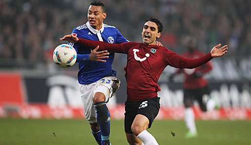 Europa-League-Verlierer unter sich: Hannovers Mo Abdellaoue (r.) und Schalkes Jermaine Jones