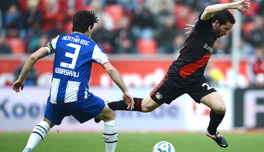 Levan Kobiashwili (l.) im Zweikampf mit Leverkusens Gonzalo Castro