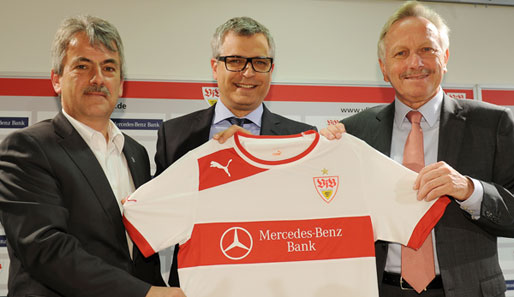 Das neue Trikot: VfB-Präsident Mäuser, Mercedes-Benz-Bank-Chef Franz Reiner und Dr. Joachim Schmidt, Leiter Mercedes-Benz Cars Vertrieb und Marketing (v.l.)