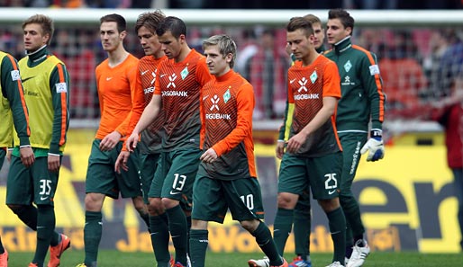 Die Spieler von Werder Bremen schleichen nach dem Unentschieden gegen Köln vom Platz