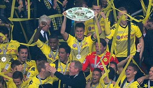 Die Mannschaft von Borussia Dortmund feiert die erfolgreiche Titelverteidigung
