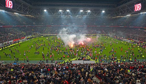 Fans stürmten während des Relegationsspiels zwischen der Hertha und Düsseldorf das Spielfeld