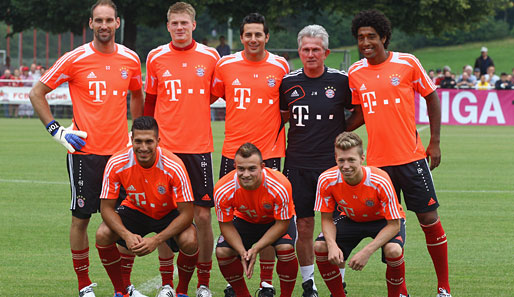 Jupp Heynckes (2. v. r. stehend) mit den Neuzugängen des FC Bayern München