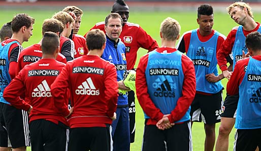Leverkusens Cheftrainer Sascha Lewandowski im Kreise seiner Mannschaft