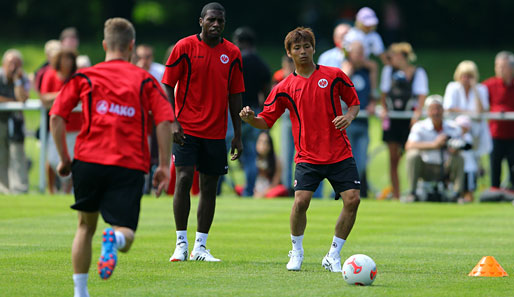 Die Eintracht-Profis um Takashi Inui (r.) und Olivier Occean (2.v.r.) absolvierten ein Showtraining