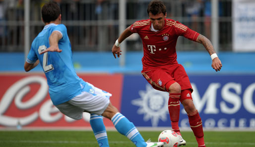 Mario Mandzukic (r.) geht in seine erste Saison mit dem FC Bayern