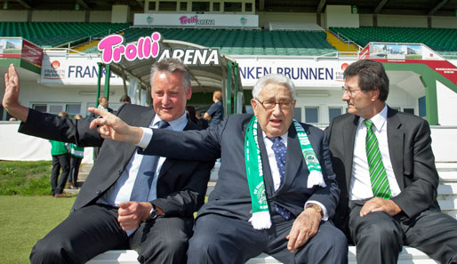 Henry Kissinger (M.) ist der wohl berühmteste Fan von Greuther Fürth