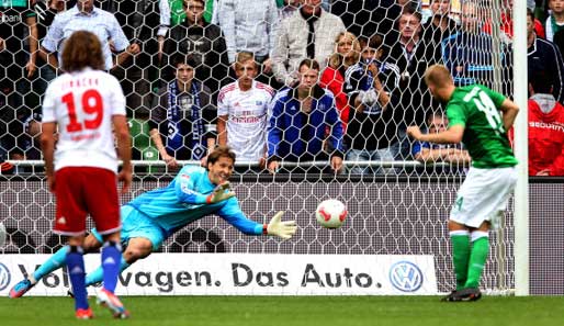Rene Adler (M.) parierte im Spiel gegen Werder Bremen einen Elfmeter von Aaron Hunt (r.)