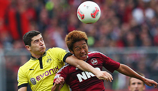 Seine Zukunft bei Borussia Dortmund ist ungewiss: Robert Lewandowski (l.)