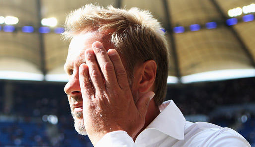 Kann gar nicht mehr hinschauen: HSV-Trainer Thorsten Fink