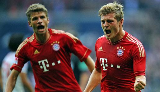 Toni Kroos (r.) bejubelt seinen wichtigen Treffer zum 2:1 für den FC Bayern München