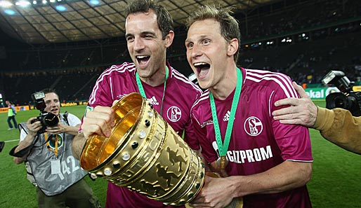 Christoph Metzelder (l.) gewann 2011 den DFB-Pokal mit dem FC Schalke 04